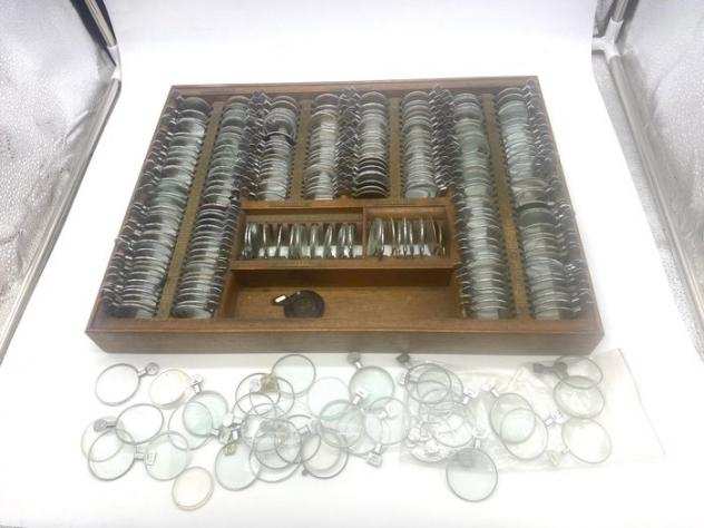 Strumento ottico medico Antico set di lenti di prova per otticioptometrista