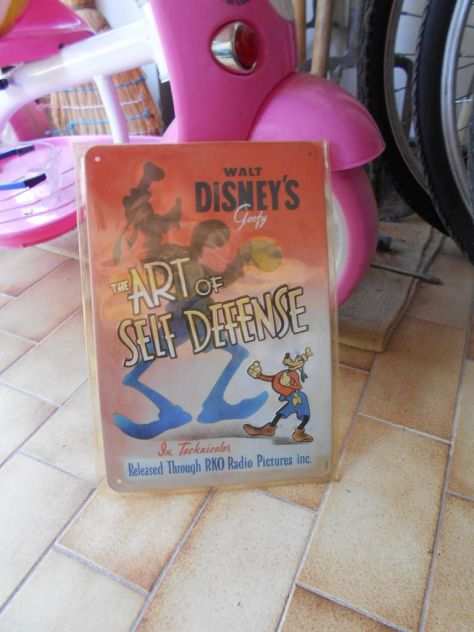 Tabellina in lamiera della Walt Disney