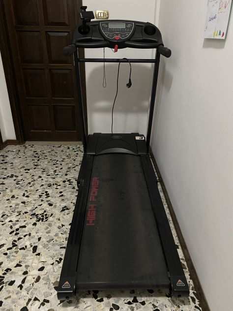 Tapis roulant motorizzato con variatore di pendenza