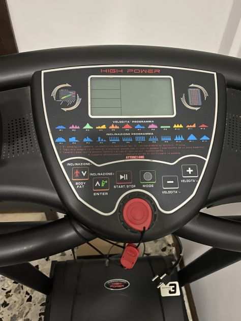 Tapis roulant motorizzato con variatore di pendenza