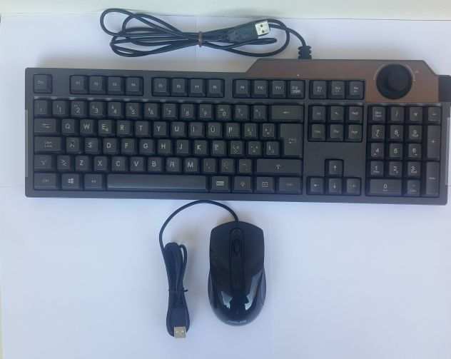 Tastiera e mouse Asus.
