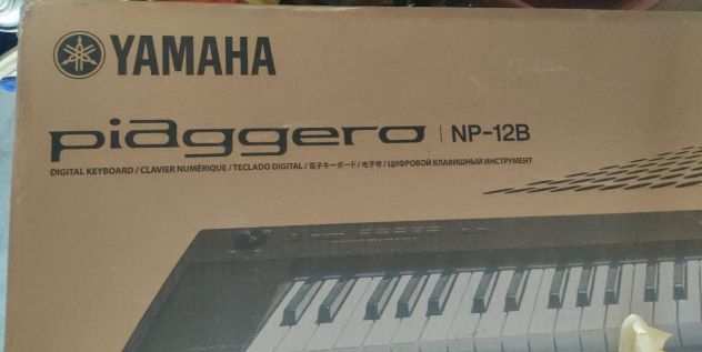 Tastiera musicale YAMAHA professionale mod PIAGGERO NP-12B usata come nuova