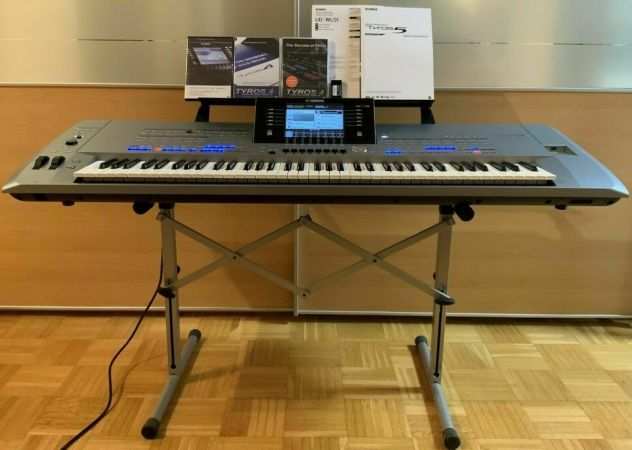 Tastiera Yamaha Tyros 5-76 con accessori