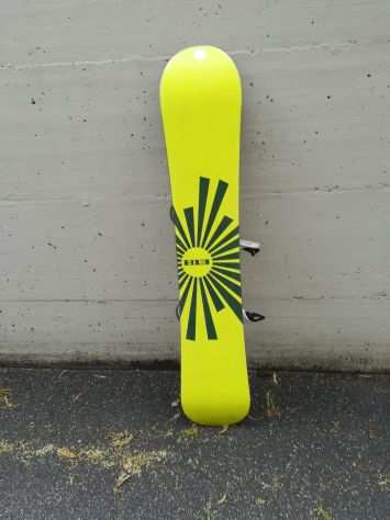 Tavola snowboard con attacchi Burton Custom