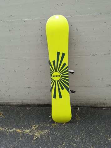 Tavola snowboard con attacchi Burton Custom