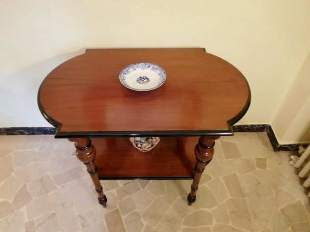 Tavolino antico in ciliegio di superiore qualitagrave con bellissime gambe tornite