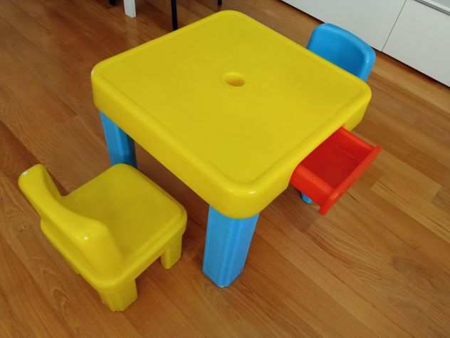 Tavolino Chicco giallo con gambe azzurre e due sedie gialla e azzurra