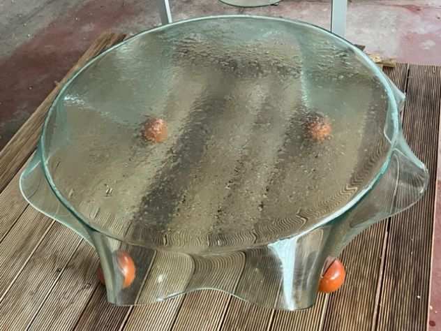 Tavolino di cristallo a tovaglia