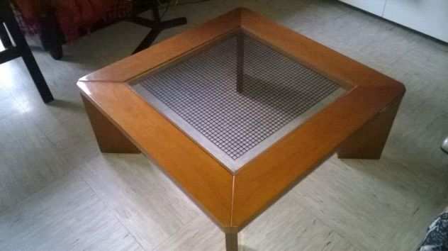 Tavolino di legno e vetro
