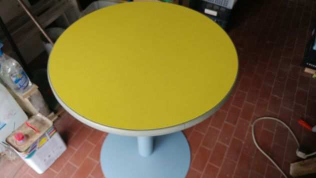 Tavolino diametro 60 altezza 76, basamento diametro 50, vendo in ottime condizio