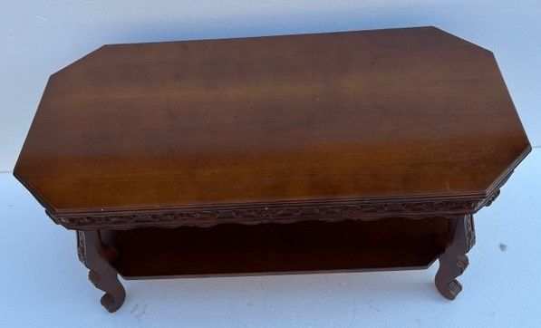 Tavolino in legno con piano ottagonale
