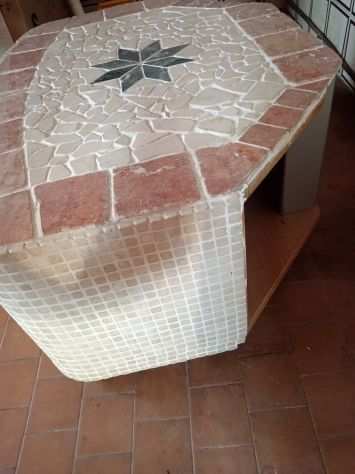 Tavolino in legno ricoperto in Mosaico con rotelle