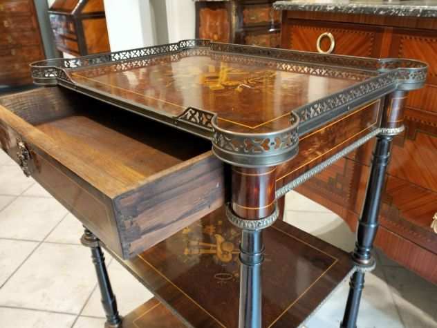 Tavolino Napoleone III a tre ripiani