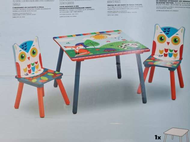 Tavolino Toys Gufo 60 x 60 cm per bambini con due sedie.