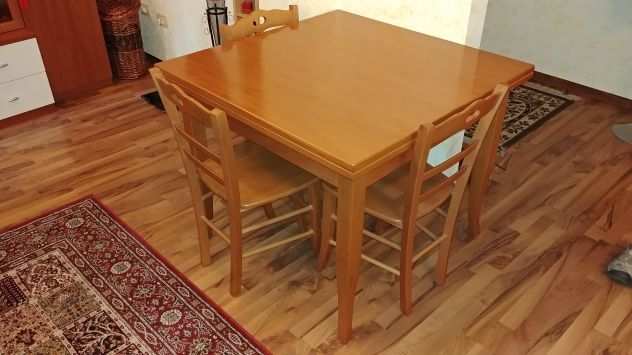 Tavolo apribile e tre sedie in legno massello