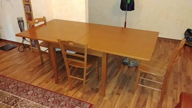 Tavolo apribile e tre sedie in legno massello