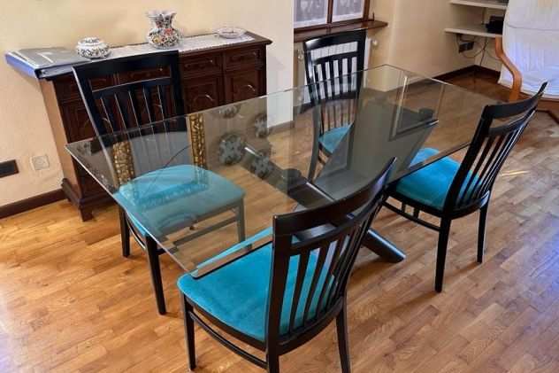 Tavolo con 4 sedie-poltroncine