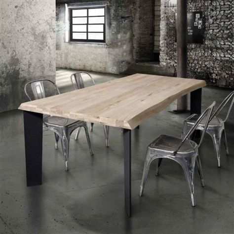 tavolo con piano in legno effetto scortecciato, Tipico stile industriale.