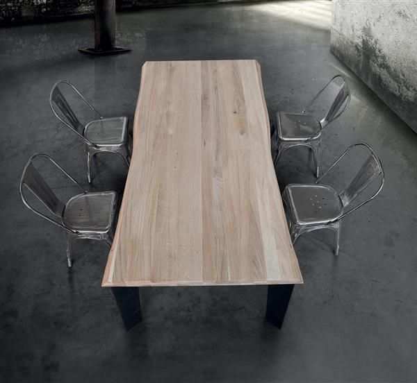 tavolo con piano in legno effetto scortecciato, Tipico stile industriale.