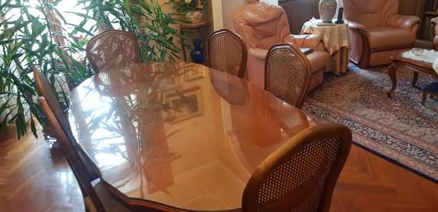 Tavolo con sedie da sala