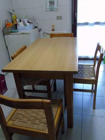 Tavolo da cucina con 4 sedie