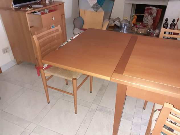 Tavolo da cucina con sedie