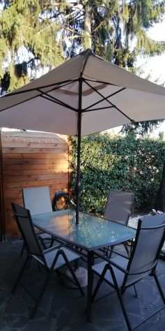 Tavolo da giardino con 6 sedie e ombrellone