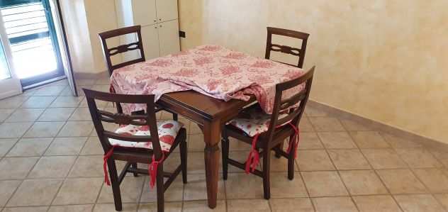 Tavolo e sedie in legno massello