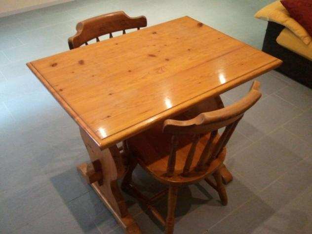 Tavolo e sedie in legno massiccio