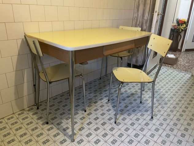 Tavolo in formica anni 70 con 4 sedie