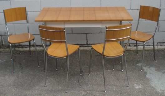 Tavolo in formica chiaro con 4 sedie Anni 70