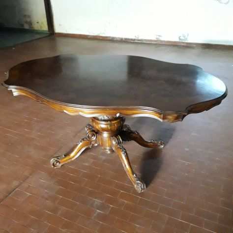 tavolo in noce con 6 sedie stile Luigi XVI
