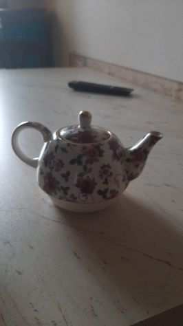Teiera in ceramica con tazza incastrabile