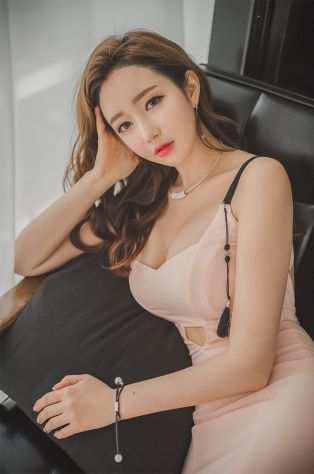 TEL-3275818544-Ambiente pulito Camere pulite, ragazza carina giovane e comodo