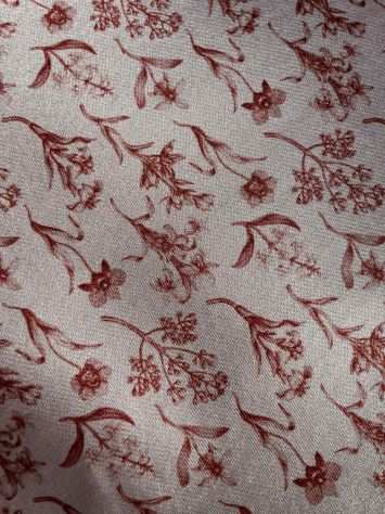 Tessuto raso avorio floreale rosso mattone per Artigianato