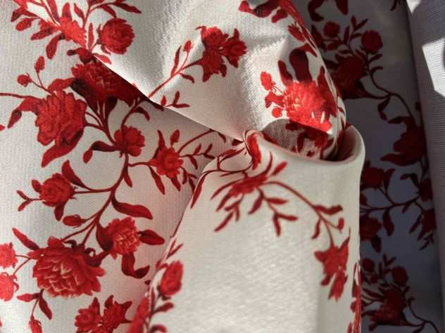Tessuto raso avorio floreale rosso per Artigianato