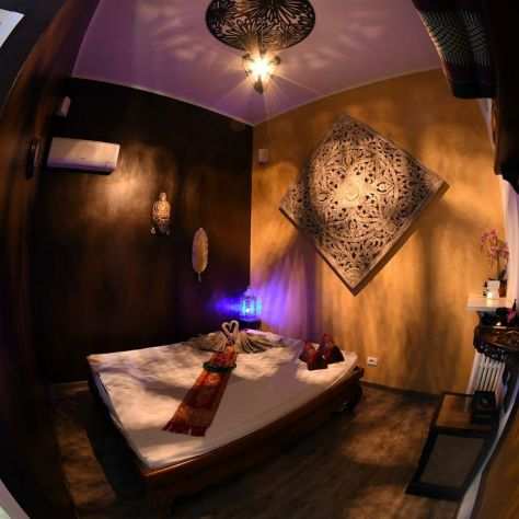 Thai massage  ambiente confortevole e sanificate massaggiatrice professionale