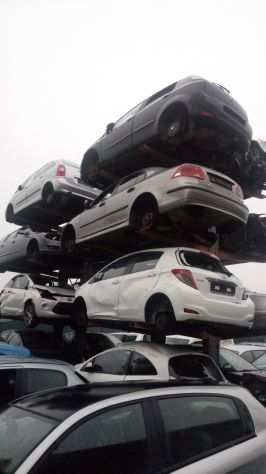Toyota Yaris Aygo Corolla verso Avensis Rav fanale parafango radiatore cofano