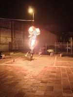 trampolieri giocolieri spettacolo fuoco artisti da strada sputafuoco