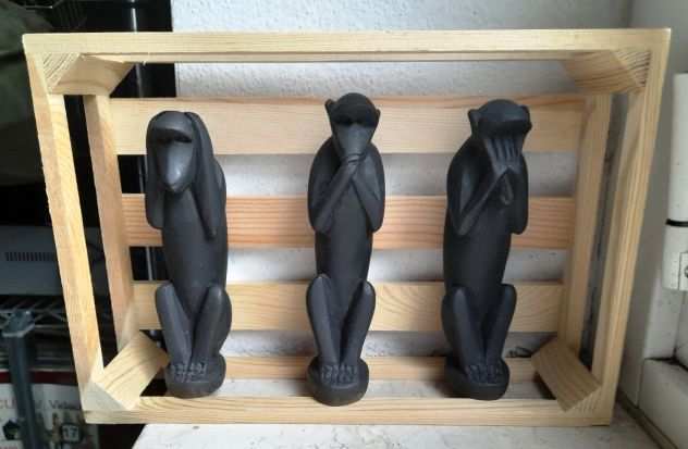 tre scimmiette in legno ebanizzato con cassetta
