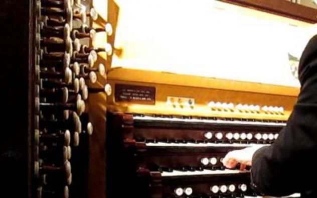 Trio formato da organista, pianista e violinista ad Asti