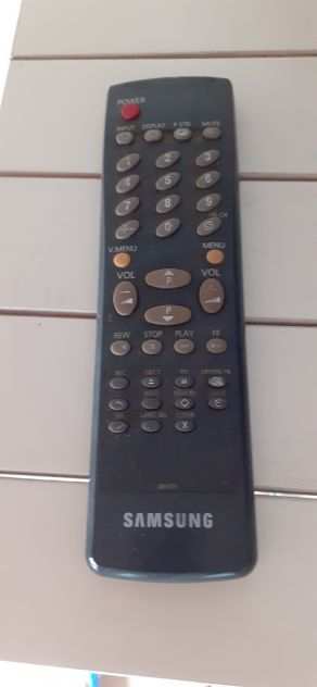 TV Samsung vecchio modello con videoregistratore