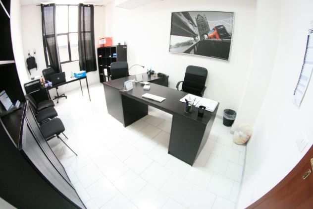 Ufficio arredato in business center