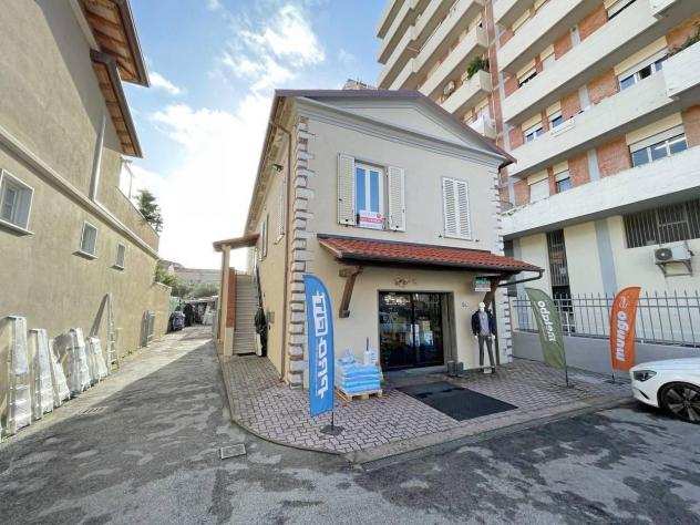 Ufficio in vendita a QUERCETA - Seravezza 150 mq Rif 1192761