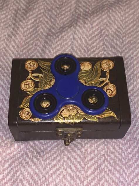 UN GIOCO RUOTANTE ANTI STRESSFIDGET SPINNER PER TUTTE LE ETAgrave TASCABILE IDEALE I