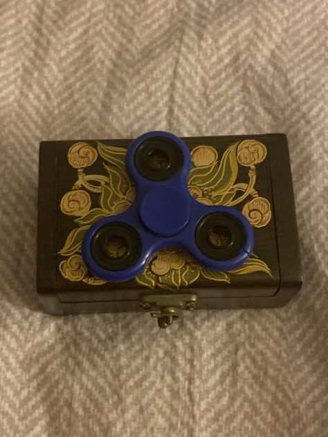 UN GIOCO RUOTANTE ANTI STRESSFIDGET SPINNER PER TUTTE LE ETAgrave TASCABILE IDEALE I