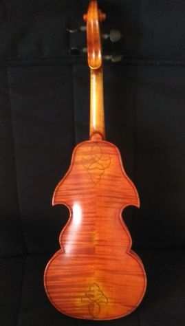 un violino barocco e un violino classico