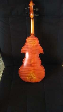 UN VIOLINO BAROCCO e UN VIOLINO CLASSICO