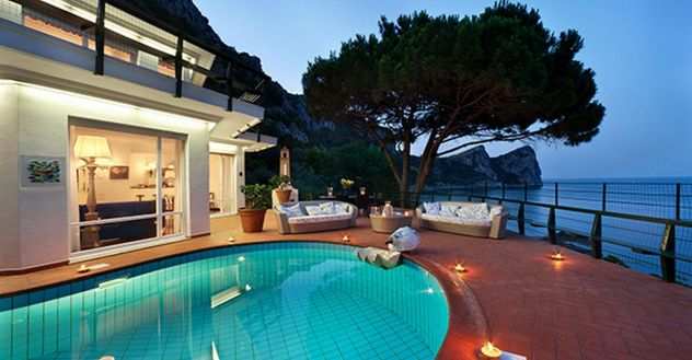 Una lussuosa villa di 7 camere da letto con piscina
