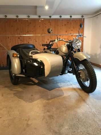 Ural Dnepr K750 con Sidecar completamente restaurato